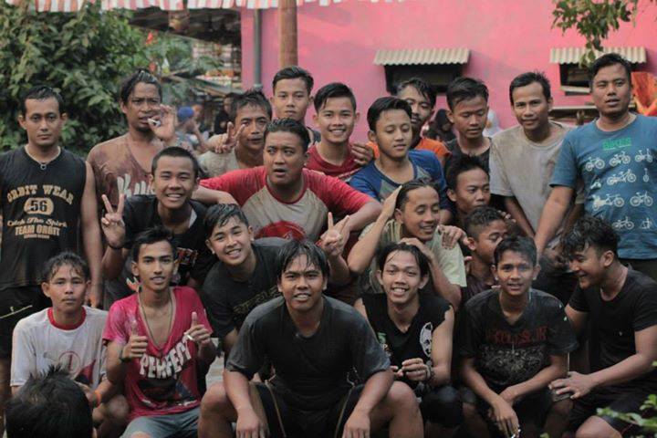 Dasestsetia's tweet photo. Keseruaan anak muda saat panjat pinang... https://t.co/0PuQD5Halo