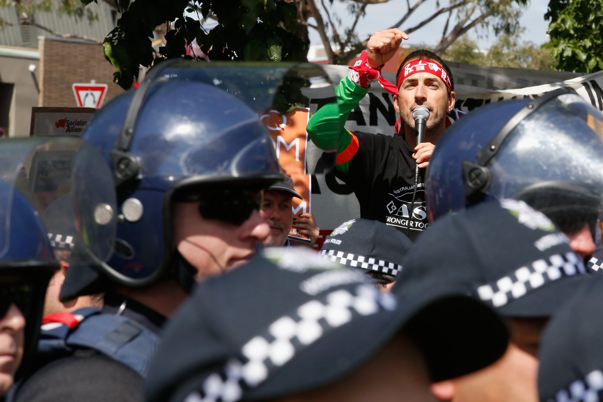 AJENews's tweet photo. Punches thrown at Australia's anti-Islam rally https://t.co/n0iFk0m0k7 https://t.co/HHSi0xXrAK