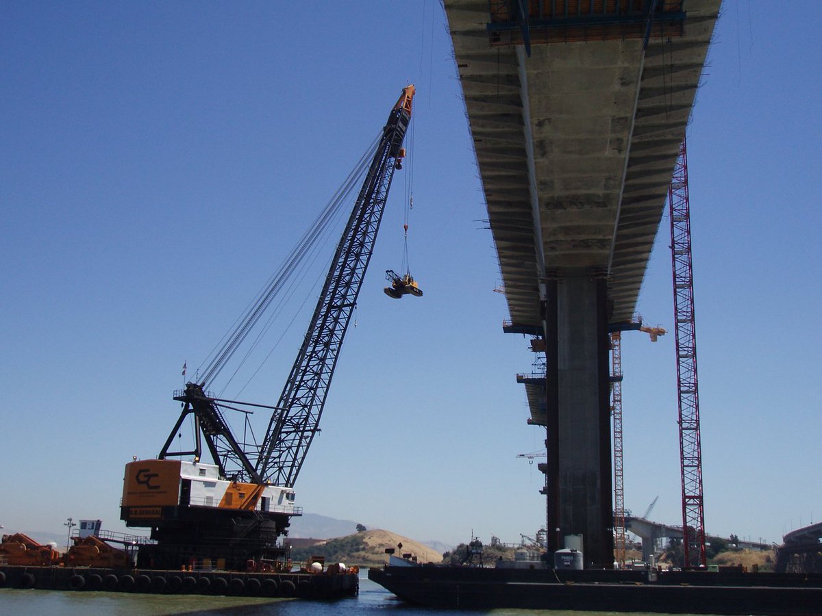 awrf's tweet image. Happy Heavy Lifting Monday! Here's a DB General Clyde 52 #crane picking a #Manitowoc 222 from a barge