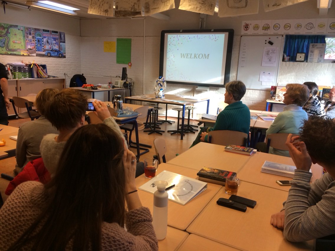 Crijnsschool's tweet image. Start van de studiemiddag: introductie van de #onderwijsrobot. Donderdag komt hij/zij in de klassen!