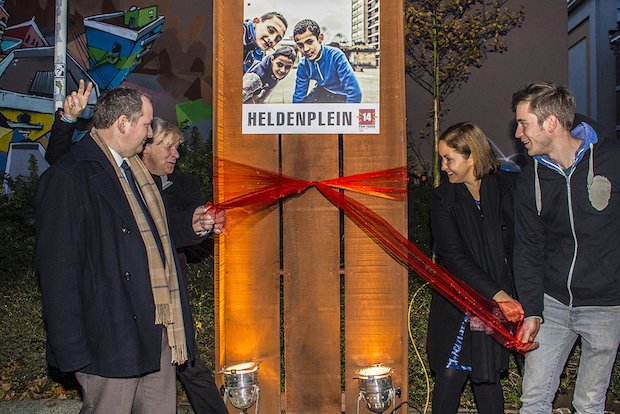 Habbekrats opent het Heldenplein in #Antwerpen stampmedia.be/2015/11/habbek…