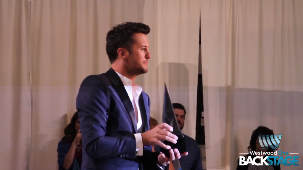 989NashIcon's tweet photo. Country music ROCKED it last night at the #AMAs! Go #BehindTheScenes with #WWOBackstage: https://t.co/PL8FoKqGsQ https://t.co/LwL6opdrGw
