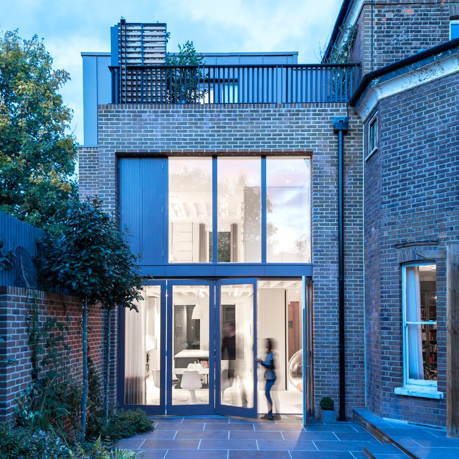 London house extension featuring a double-height window wall: dezeen.com/2015/11/22/ale… #architecture