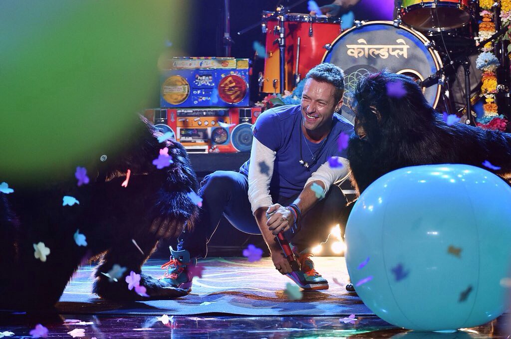 colduaplay's tweet photo. eles estão tão empolgados, muito orgulho 😭 só de pensar nos shows do Brasil eu arrepio #ColdplayAMAs https://t.co/HMVqNLDJ60