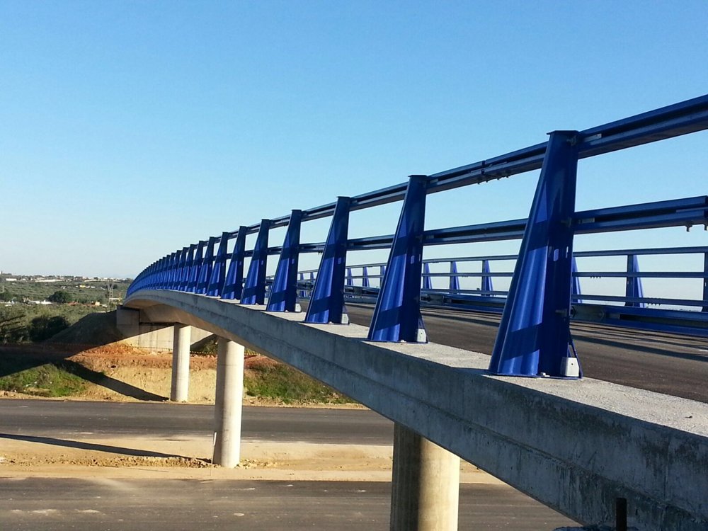 Hemos terminado en Sevilla la instalación de 2.242 m de META13 en 11 estructuras sobre la Autovía SE-40