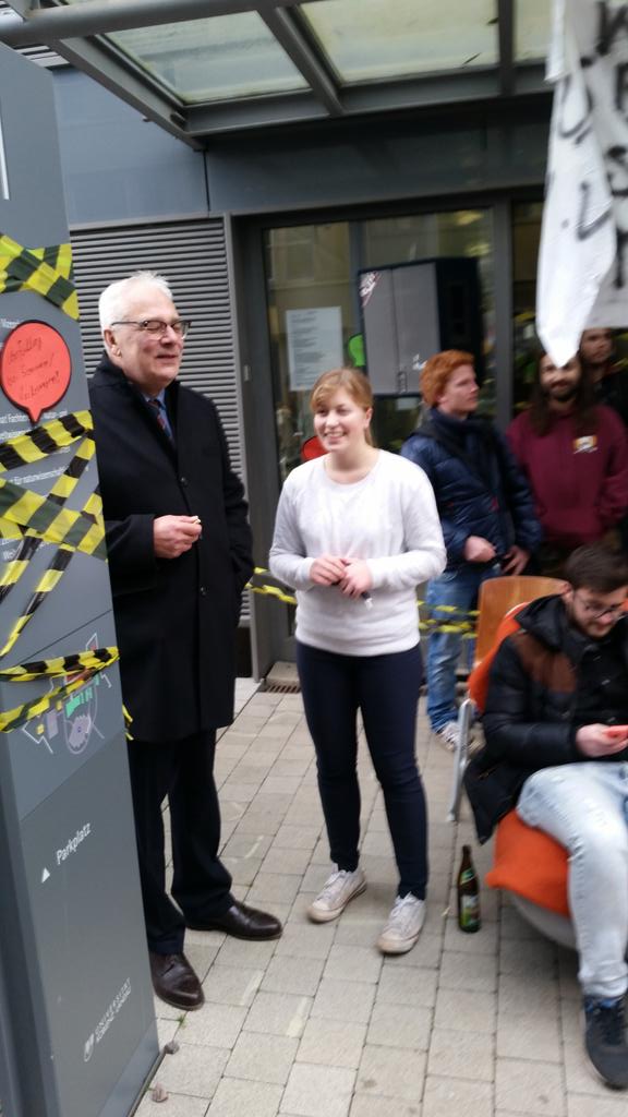 jakob_ld's tweet photo. Jetzt ist auch der Präsident hier. #landaulandunter #Studiprotest @asta_ld @fzs_ev https://t.co/WHdd2sO6gy