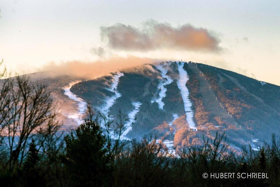 StrattonResort's tweet photo. Top-to-bottom snowmaking: the cure for your Monday blues. #Stratton #mondaymotivation https://t.co/cvST79rsGS