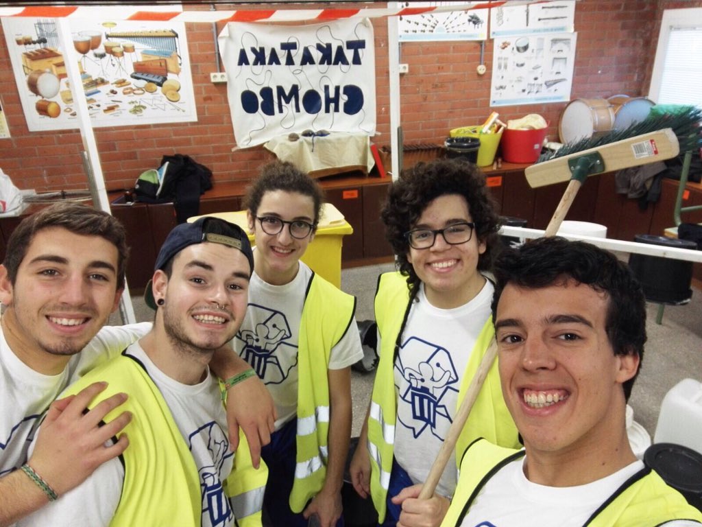ChomboTaka's tweet photo. Visca Santa Cecília #takamola #diadelsmúsics #tambésommúsics #suahili https://t.co/b1CV6bBEal