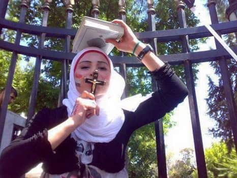 ودي جاموسة بتبوس الصليب وفي نفس ذات الوقت شايلة ع راسهاالقرآن اللي فيه"وماقتلوه وماصلبوه.."!
#ارحل_يا_فاشل
#محدش_راح