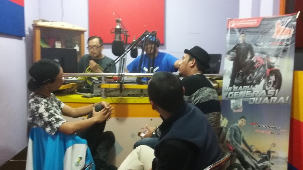 XChannel1032FM's tweet photo. Miko sama Maksi bareng komunitas KNGK lagi ngenang serunya lawakan pelawak era 90an. masih inget? #SoundOf90s https://t.co/qWxuFuzrZa