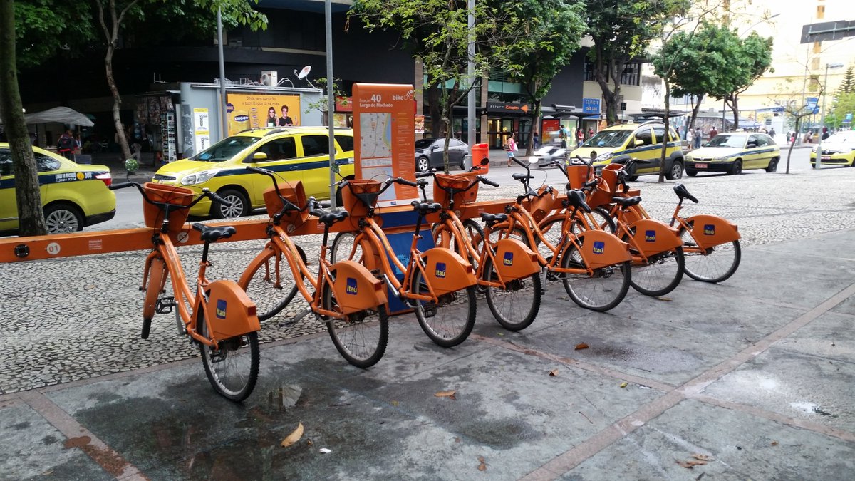 yannickmenard's tweet photo. @DenisCoderre une petite pensée pour vous en voyant ça à au centre-ville de Rio ce weekend :) #bixi #RioDeJaneiro https://t.co/doD62uwiES