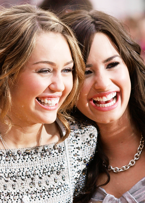 portallovato's tweet photo. #HappyBirthdayMileyCyrus https://t.co/tSTerxKeTH
