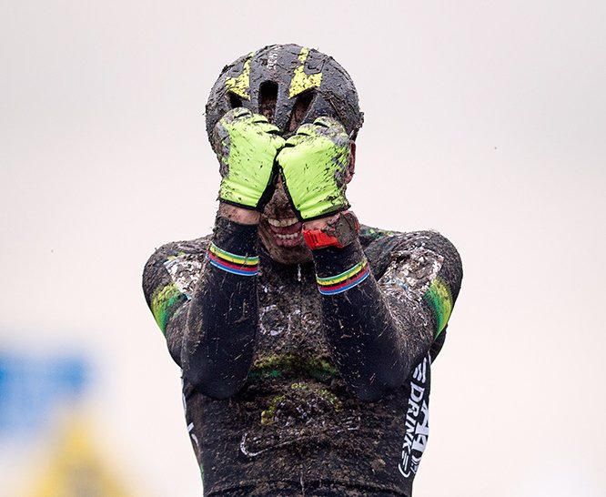 velovelovelo__'s tweet image. Gallery: Cyclocross World Cup. Nys wouldn't be denied his seventh Koksijde title. velonews.competitor.com/2015/11/news/c…