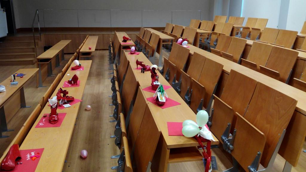 ZRVLC's tweet photo. Taller poesía objeto en la Facultad de Magisterio. https://t.co/P9AOSIJ5Pc