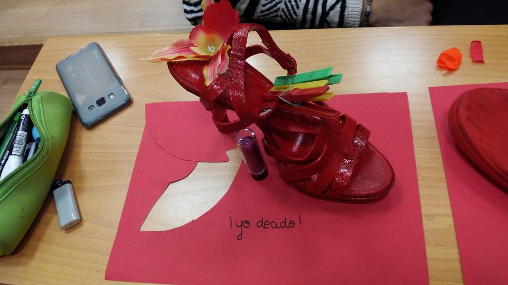 ZRVLC's tweet photo. Taller poesía objeto en la Facultad de Magisterio. https://t.co/P9AOSIJ5Pc
