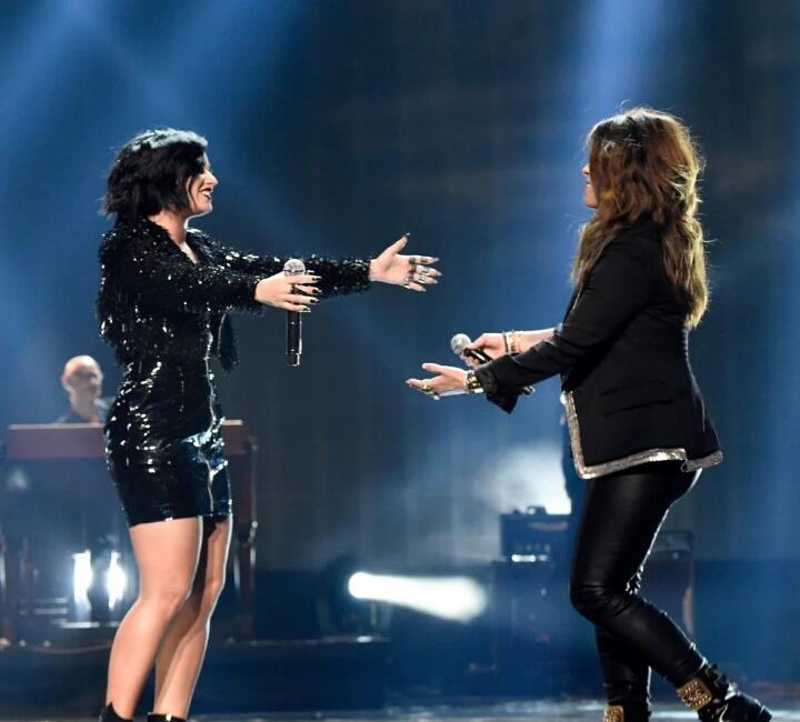 ddlovato1love's tweet photo. Demi Lovato and Alanis Morissette performing at the #AMAs - November 22nd
#DemiOnAMAs #AlanisAMAs #AlanisandDemi https://t.co/QbJ98BMMvm