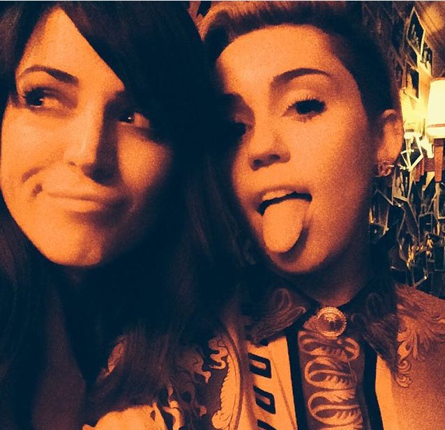 mileygossipp's tweet photo. "Você é uma das minhas melhores amigas e de longe a mais engraçada." - Lisa, amiga via IG. #HappyBirthdayMileyCyrus https://t.co/pseBmBpceb