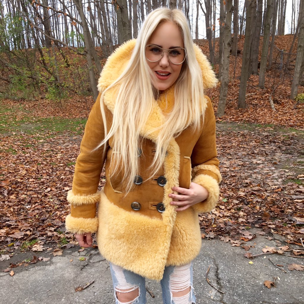 BECKERMANTWINS's tweet photo. All the leaves are brown! And the sky is grey! Staying warm in my @coach jacket #CoachFall2015 https://t.co/EIMQXKxJO0