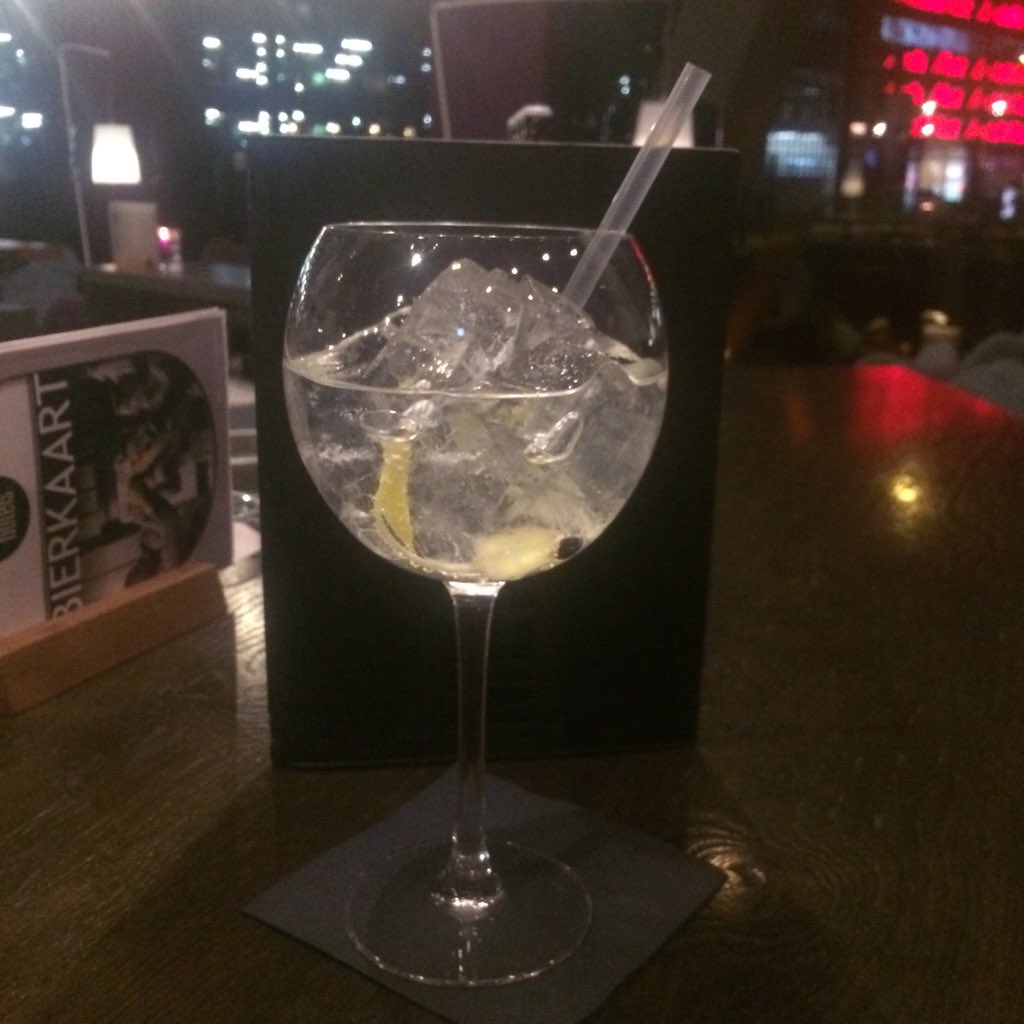 MeijkedeGreeff's tweet photo. Laatste voorbereidingen #24uChefsTable @InntelEindhoven gasten mogen komen @24Uinbedrijf welkom met #gintonic https://t.co/bC6Nyj3yFJ