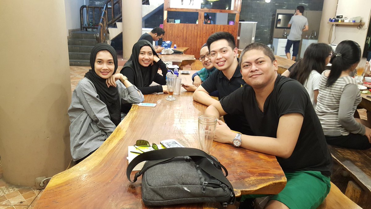 Wah ada om ber <a href="/TukangSEO/">Tukang Ngiklan di Google</a> (guru saya) jg..salam buat beliau ya :) "<a href="/BisnisAnakMuda/">Rico Huang</a>: Kongkow asik ! "