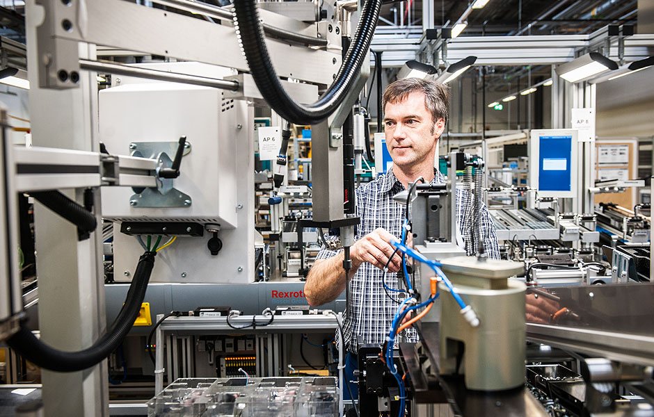 BoschGlobal's tweet photo. Workpieces, machines &amp; associates communicate at this #connected Bosch plant:
https://t.co/b5Cft0b90S #industry40 https://t.co/nlpuHhlEFV