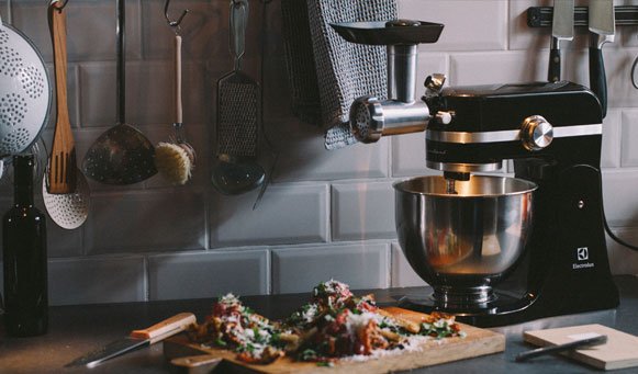 Electrolux_es's tweet photo. ¡Cocina como un profesional! Busca #recetasenaccion y gana un robot de cocina #Assistent 👉 https://t.co/Lm16yHXQES https://t.co/ghCROpKwrA