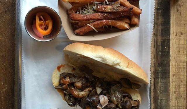 FoodandDining's tweet image. “Pay what you can” restaurant opens in Portland #Louisville @tableKY foodanddine.com/?p=8916