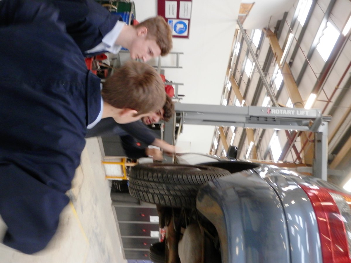 Jayesh_StemEduc's tweet photo. Understanding application of pressure and torque, Year 10 Engineering @Davinci_school Skills Centre @N_HertsCollege https://t.co/29WLU4G1R7
