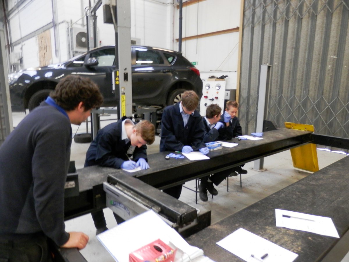 Jayesh_StemEduc's tweet photo. Understanding application of pressure and torque, Year 10 Engineering @Davinci_school Skills Centre @N_HertsCollege https://t.co/29WLU4G1R7