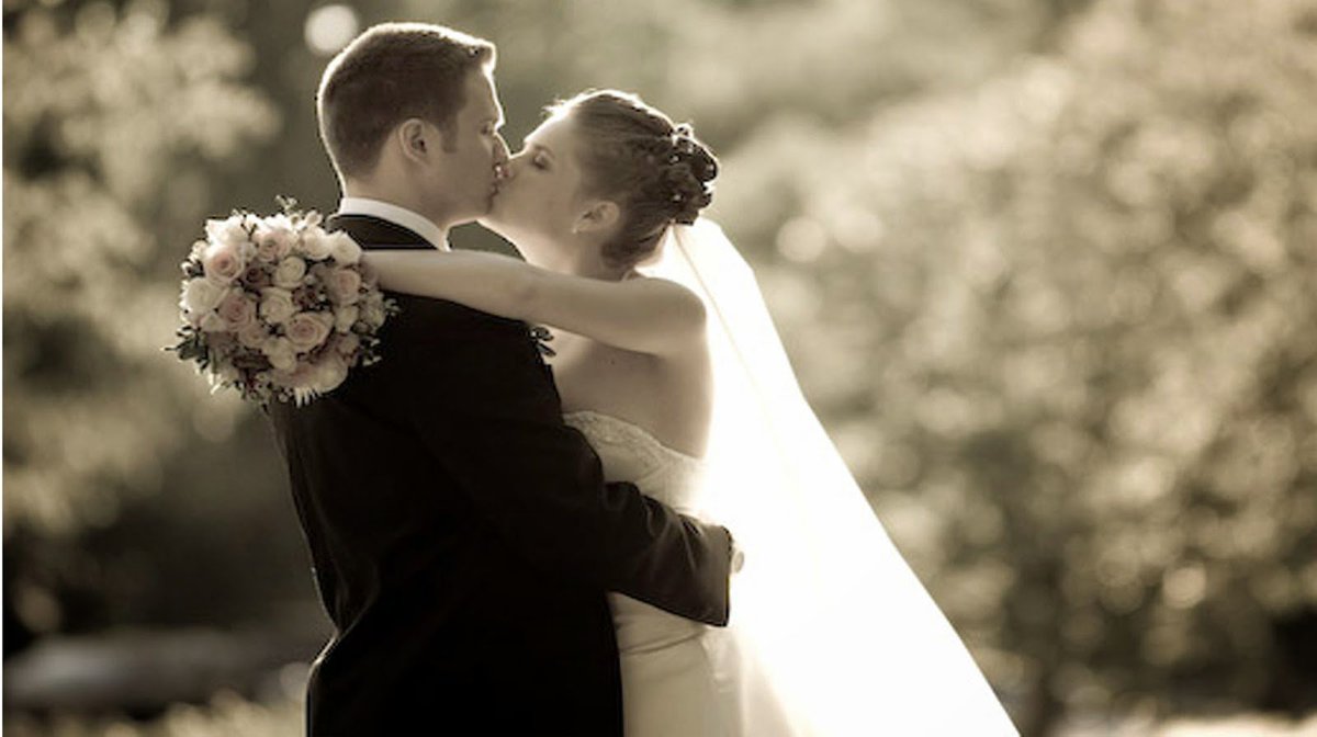 WeddingFabled's tweet photo. "A kiss can beautify souls hearts and thoughts" ~ Author Unknown https://t.co/JCH3tdZtij