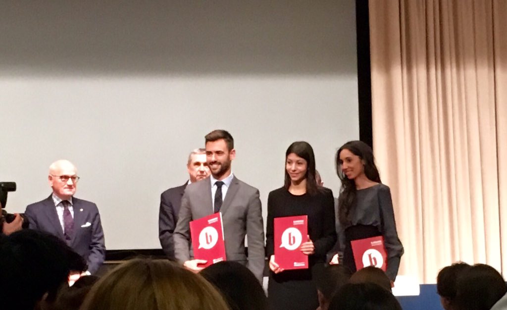 franpmallada's tweet image. Acto graduación  #masterprotocolblanquerna. compartiendo escenario con @mariaollich @AriadnaCarbon @martanavarro :)
