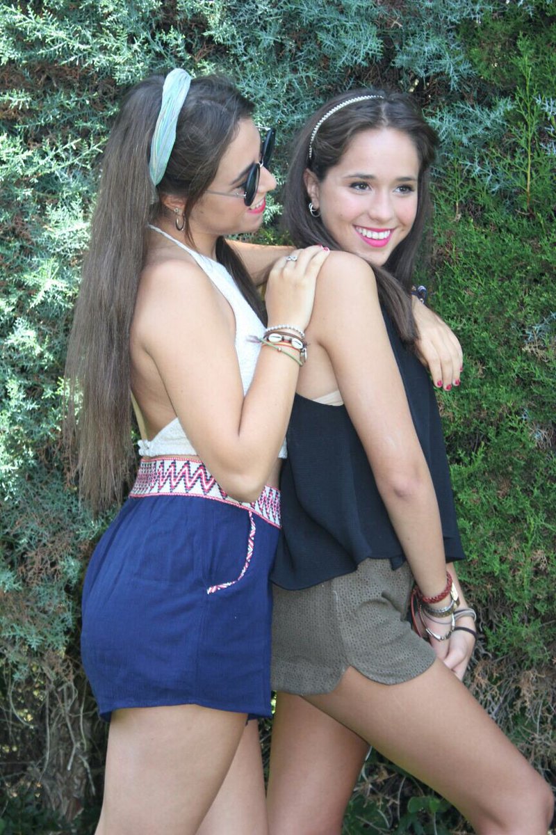 claraelorzz's tweet photo. Viviré siempre a tu lado sin estar contigo!! #happybdayy Te quiero millones 👭 💘 https://t.co/TSkDzSbwcM