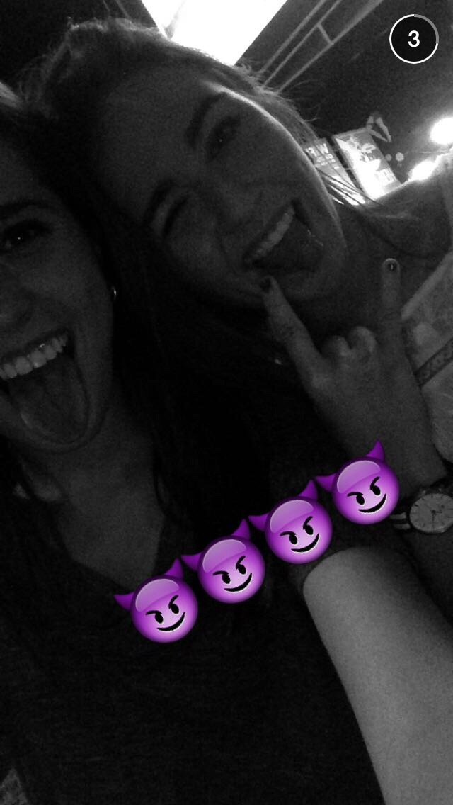 claraelorzz's tweet photo. Viviré siempre a tu lado sin estar contigo!! #happybdayy Te quiero millones 👭 💘 https://t.co/TSkDzSbwcM
