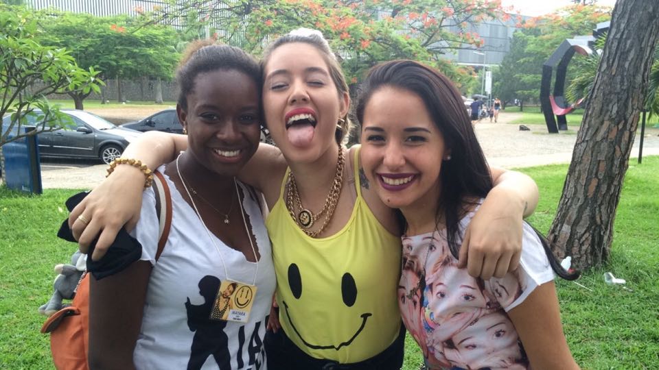 TudoMiley's tweet photo. #HappyBirthdayMileyCyrus #HappyHomeless https://t.co/uX36sfV4nt