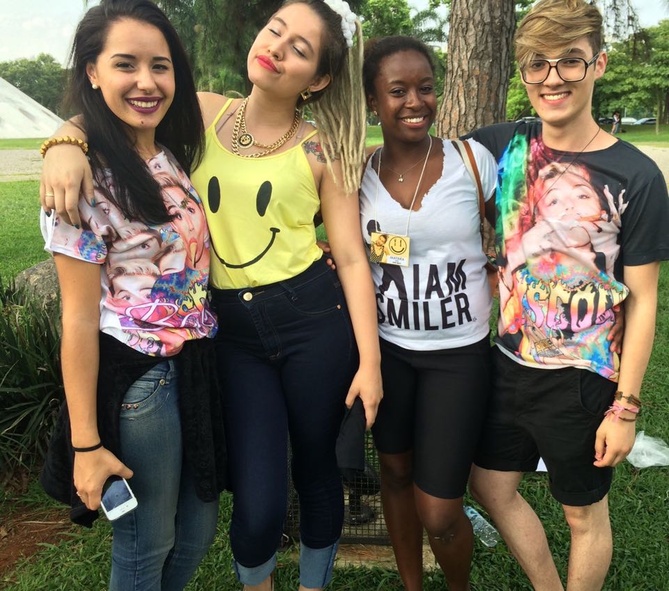 TudoMiley's tweet photo. #HappyBirthdayMileyCyrus #HappyHomeless https://t.co/uX36sfV4nt