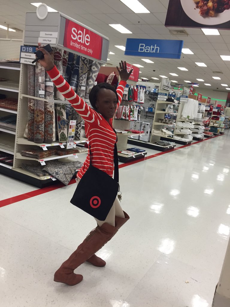 RoshelleMurray's tweet photo. We have swag bags at T152- equipped with all you need to drive those sales. #team152 #racinetarget https://t.co/dS086y8qd1