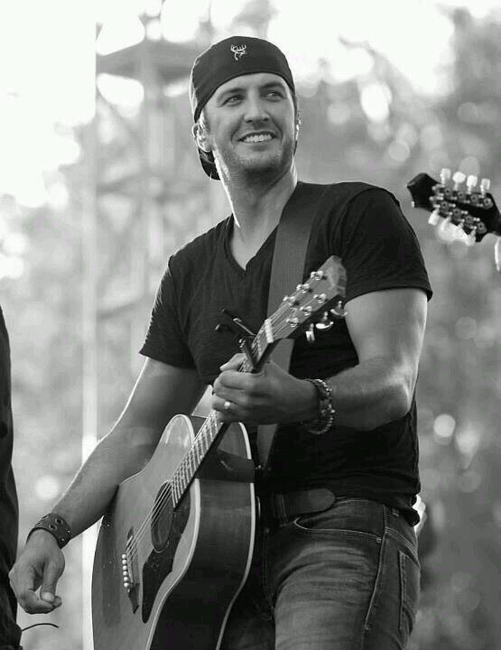 simplecountryy's tweet image. RT if you love Luke 😍