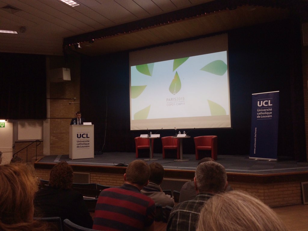 La conférence-débat commence avec un mot de bienvenue de notre président. #cop21