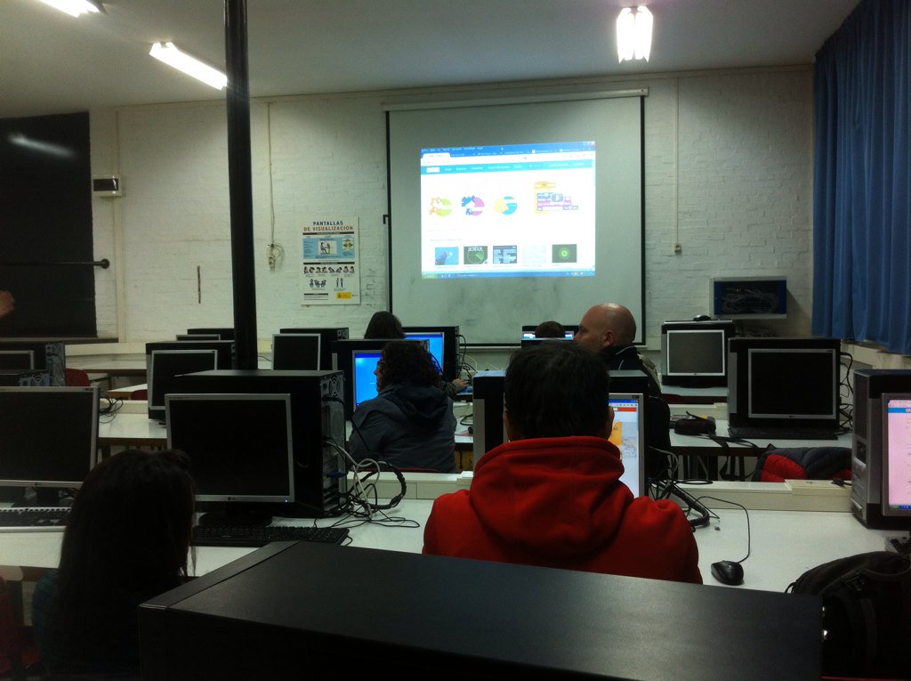 xsune's tweet photo. Aprenent dels centres a la Trobada #TACtgn de #robotica i #programacio #Arduino #Scratch @manelsales @EduCaixa_CAT https://t.co/4L2VhlE2Gd