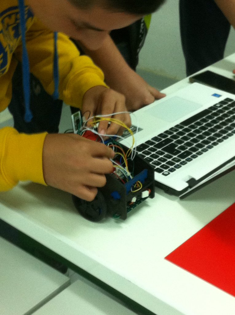 xsune's tweet photo. Aprenent dels centres a la Trobada #TACtgn de #robotica i #programacio #Arduino #Scratch @manelsales @EduCaixa_CAT https://t.co/4L2VhlE2Gd