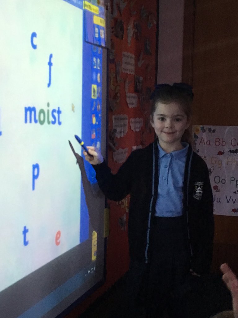 primary_2b's tweet photo. We enjoyed making words with this week's new sound on our interactive whiteboard! #oi #wholeclasslearning https://t.co/x5mRMzF83j