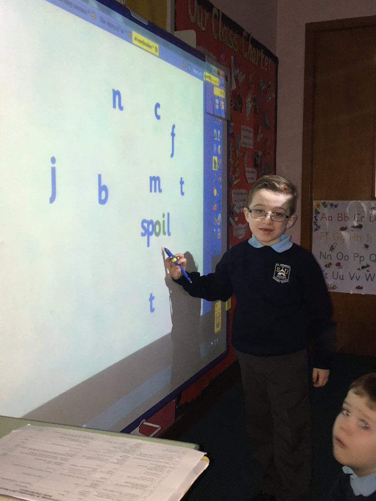 primary_2b's tweet photo. We enjoyed making words with this week's new sound on our interactive whiteboard! #oi #wholeclasslearning https://t.co/x5mRMzF83j