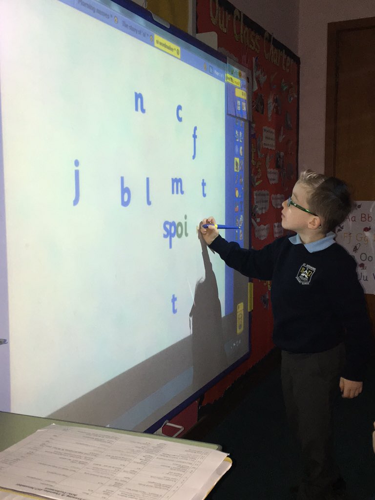 primary_2b's tweet photo. We enjoyed making words with this week's new sound on our interactive whiteboard! #oi #wholeclasslearning https://t.co/x5mRMzF83j