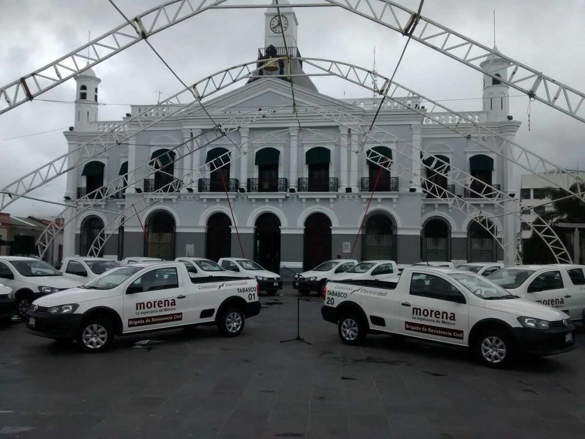 TabascoHOY's tweet photo. Presenta #AMLO en Plaza de Armas su brigada de 'resistencia civil' https://t.co/JCm9NhxK4E https://t.co/HIuiDYb8PZ