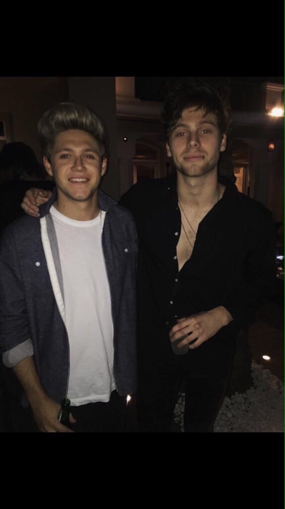 wetookachonce28's tweet photo. Best thing that happened at #Amas @Luke5SOS @NiallOfficial #AMAs1D #AMAs5SOS @gypsythatiwasx https://t.co/rcqqN5ABAm