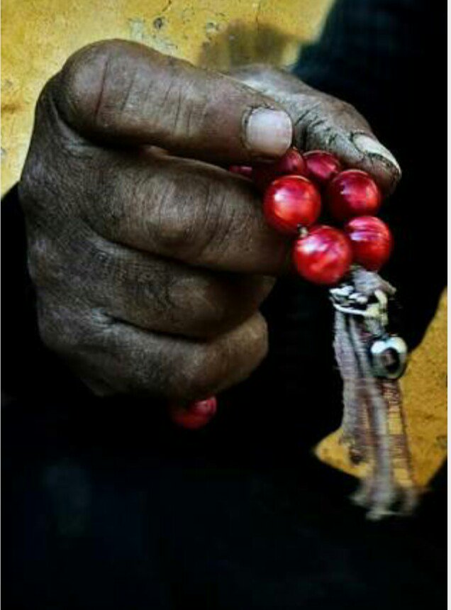 Ağaran her bir saç telinde,
Bir çile hecelidir.
her bir sabır tanesinde,
Bir sevda gizlidir. . .