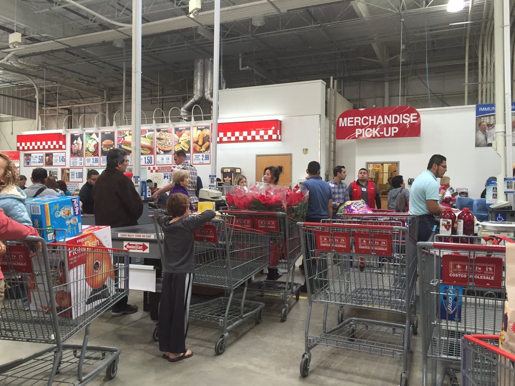 ForganySarah's tweet photo. Wow &amp; here I thought I was thanksgiving shopping early. Apparently everyone had the same idea #HugeLines https://t.co/v0T5NcmNjQ