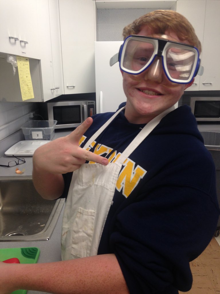 LHS_MrsJeske's tweet image. Cooper came prepared to chop onions! #LeydenPride #CulinaryBasics #ChickenNoodleSoup #ShareTheFACS
