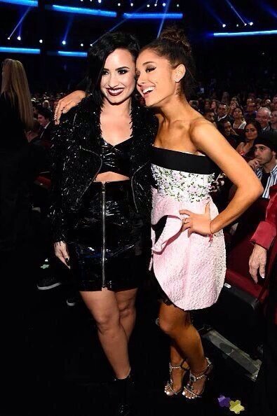 arianagbplanet's tweet photo. PHOTOS:Ariana &amp; Demi Lovato at #AMAs https://t.co/7vImVWWOHN