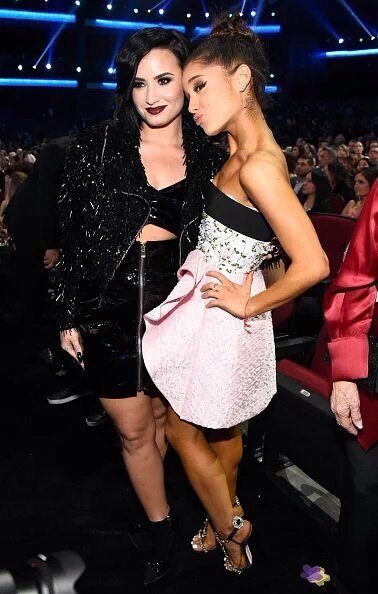 arianagbplanet's tweet photo. PHOTOS:Ariana &amp; Demi Lovato at #AMAs https://t.co/7vImVWWOHN